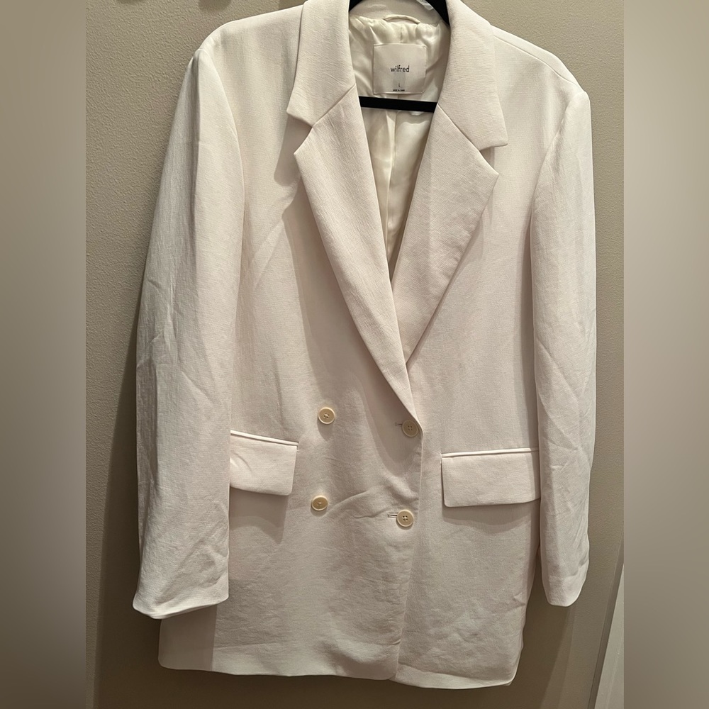 NEVER WORN WITH TAGS Size Large Aritzia Wilfred blazer.